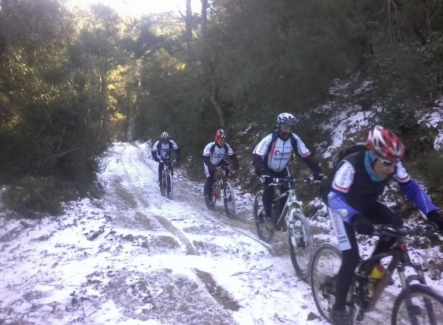  percorrendo un sentiero innevato in bicicletta 